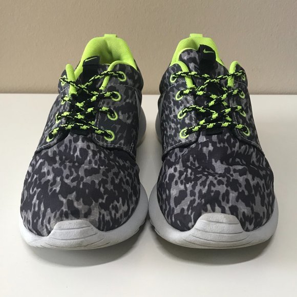 Nike Women's Roshe Run | Gray/Black/Green - Picture 5 of 9